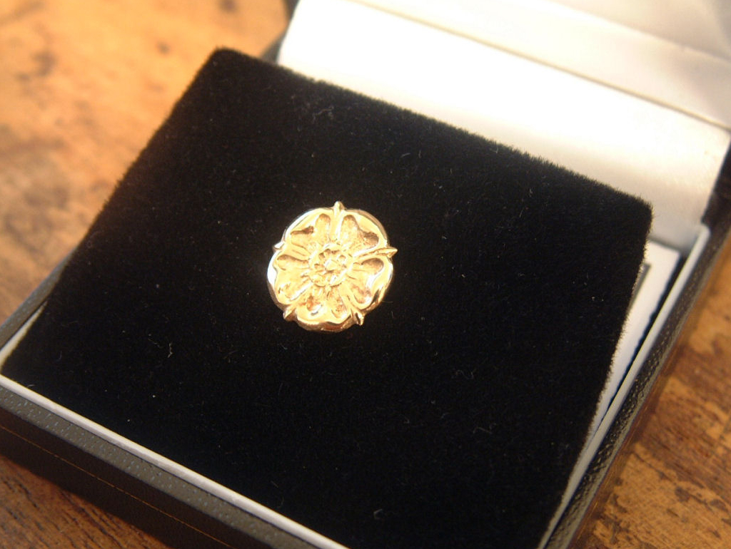 Hallmarked 9 carat gold Yorkshire Rose lapel pin